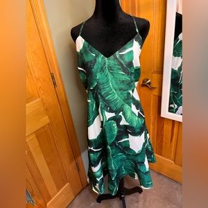 Beautiful knee length palm tree dress 🌴